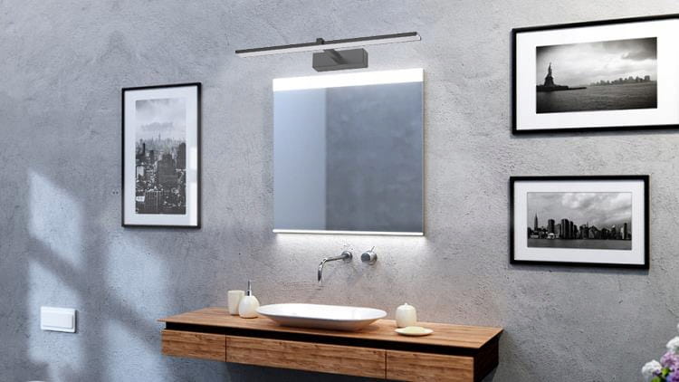 Kinkiet nad lustrem - przykład aranżacji łazienkowej